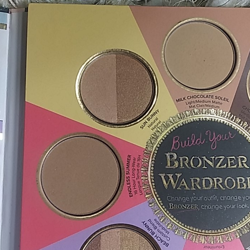 TOO FACED THE LITTLE BLACK BOOK OF BRONZERS - Picture 5 of 8